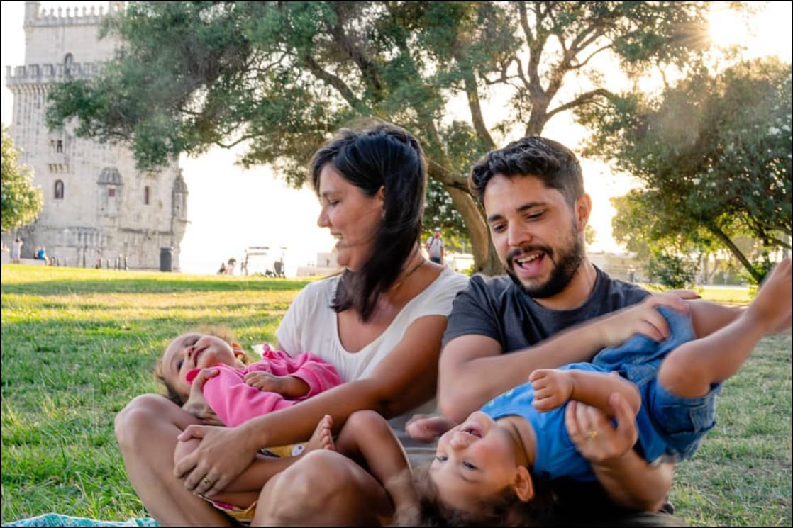 Rodrigo Sena com sua esposa Carla Romão e dois de seus filhos